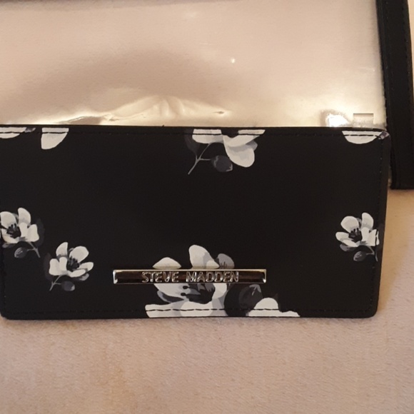 Steve madden black and white  wristlet - Picture 3 of 4